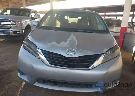 2015 Toyota Sienna Le 8 Passenger z USA, uszkodzony, nr VIN 5TDKK3DC9FS549775